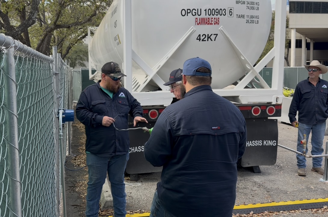 Cryogenic tank coupling with Apollo operators